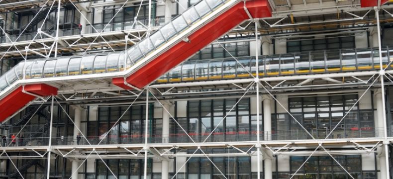 Centre George Pompidou má technické vedení v různobarevných trubkách zvenku