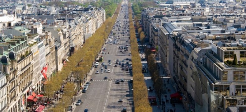 Pohled na ulici Champs-Élysées