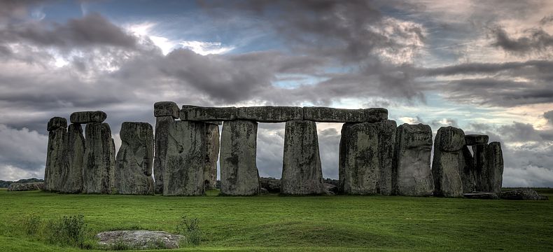 Stonehenge vás uchvátí již z dálky