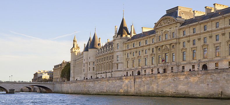 Justiční palác leží v Paříži na ostrově Cité