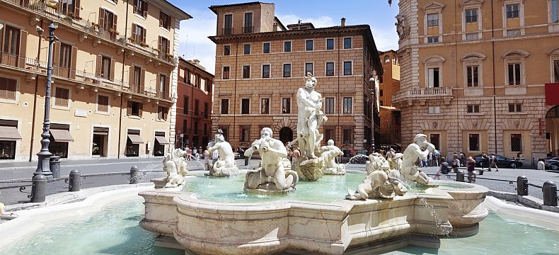 Na náměstí naleznete dvě úchvatné Berniniho fontány