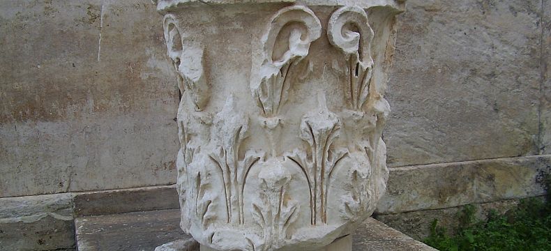 Detail hlavice sloupu z Hadriánovy knihovny