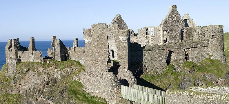 Hrad Dunluce Castle leží na severním pobřeží irského ostrova