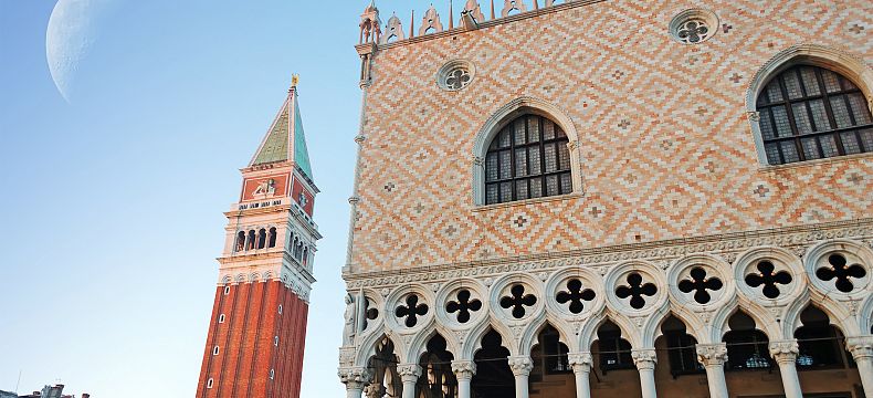 Ojedinělá fasáda s prvky benátské gotiky i narůžovělá barva z budovy činí architektonický unikát