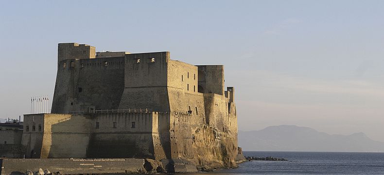 Ostrůvek, na němž se hrad nachází, byl kolonizován už v období antiky