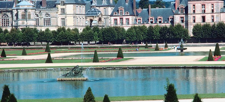 Královský palác Fontainebleau - rozsáhlý zámecký komplex je mozaikou různých budov