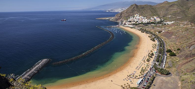 Pobřeží ostrova Tenerife, kde jaro nikdy nekončí