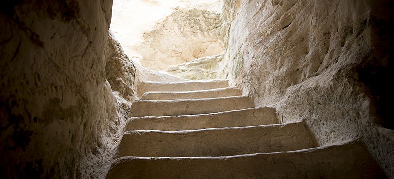 Schody z legendární jeskyně, která se zapsala na seznam památek UNESCO