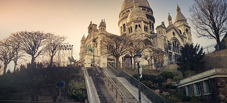 K bazilice Sacré Coeur lze vyjet lanovkou - emotivně silnější  je však jít nahoru po schodech