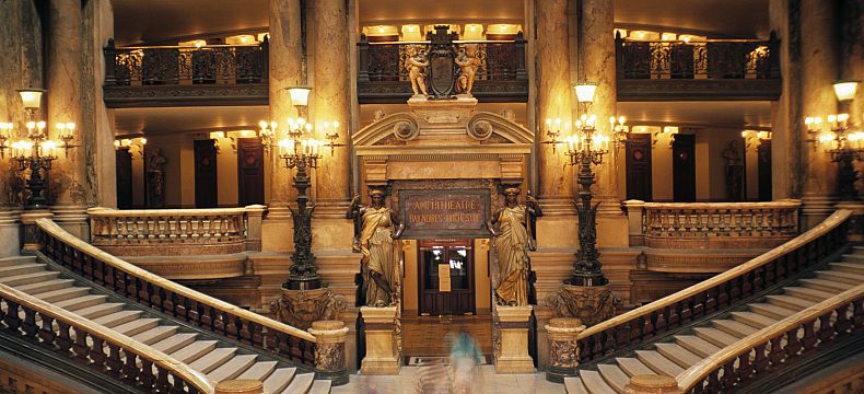 Uvnitř Opery Garnier se nachází honosné mramorové schodiště