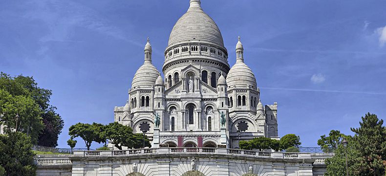 Bazilika Sacré Coeur stojí na vrcholku Montmartru