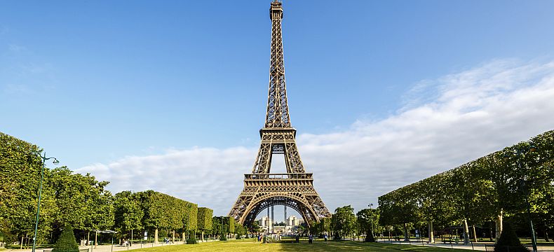 Eiffelova věž je symbolem Paříže