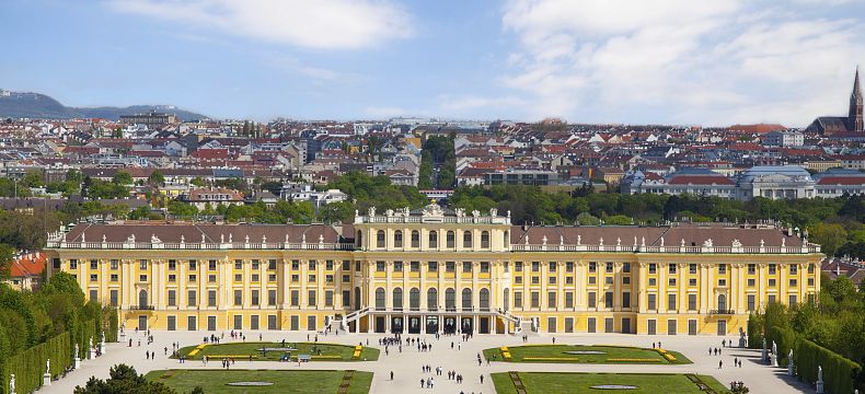 Zámek Schönbrunn s městem v pozadí