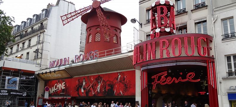 I přes den je kolem Moulin Rouge rušno