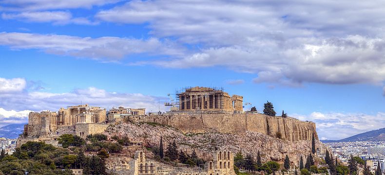 Pahorek Akropolis se majestátně tyčí nad městem
