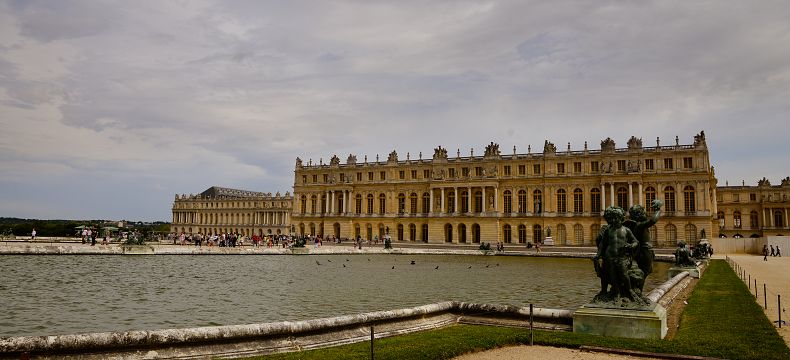 Zámek ve Versailles je obklopen jezírky