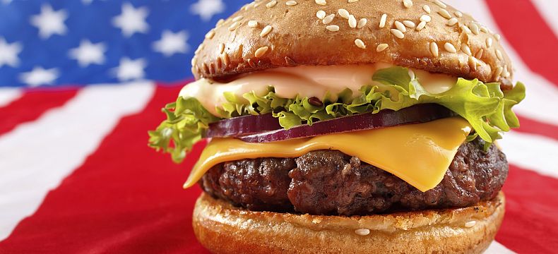 Hamburger na každém stole, vlajka na každém domě - to je USA