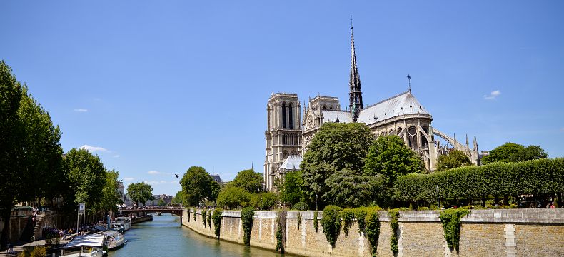 Pohled na Notre Dame z lodi, která katedrálu pravidelně obeplouvá