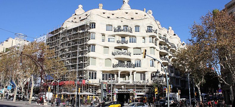 Je to největší Gaudího činžák v Barceloně. Místní mu říkají "kamenolom"