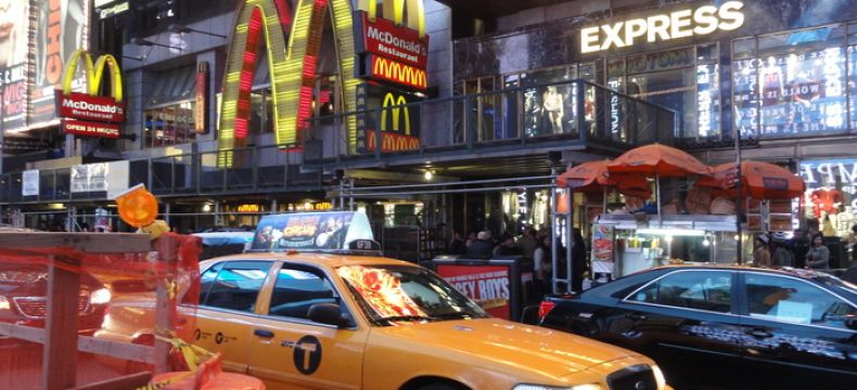 Typický pohled na ulici v NY - dopravní zácpa a taxíky