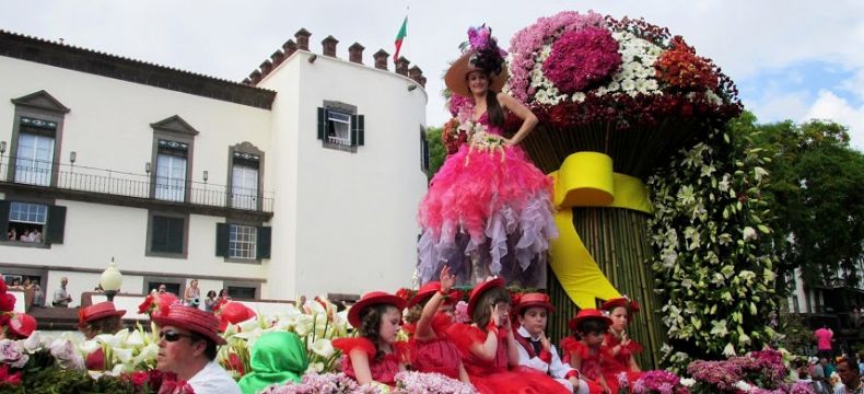 Nádherně zdobené alegorické vozy připomínají hrdost obyvatel Madeiry