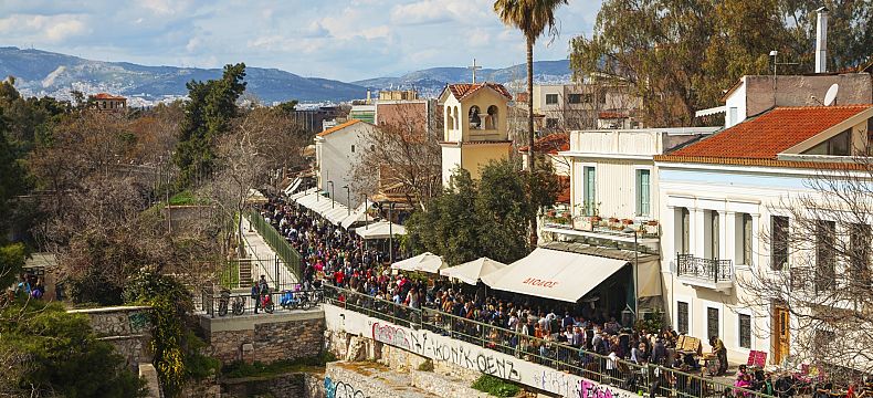 Ulice plná turistů v Athénách