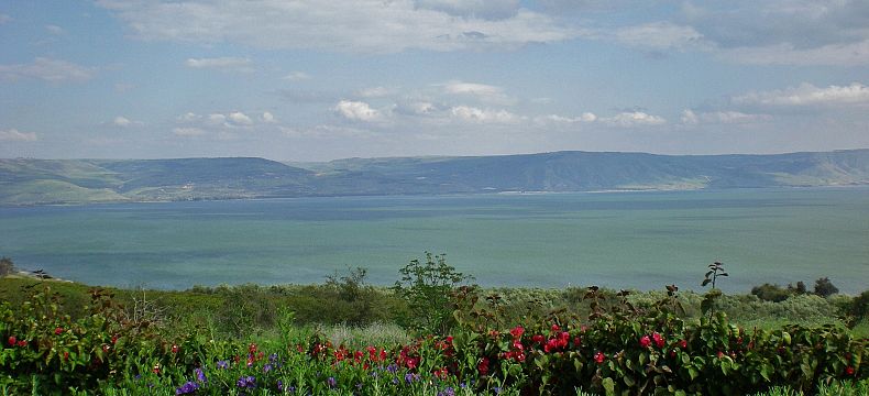 Galilejské jezero a Golanské výšiny z hory Blahoslavenstev