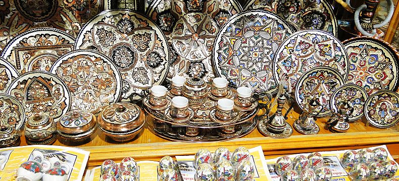 Barevné zboží na tržišti v Istanbulu