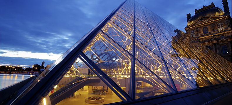 Muzeum Louvre a jeho pověstná vstupní pyramida