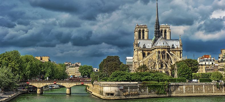 Krásný pohled z řeky na Notre Dame