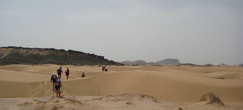 Účastníci maratonu napříč Saharou na trase