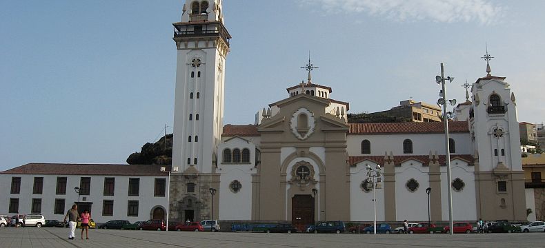 Pohled na baziliku z průčelí