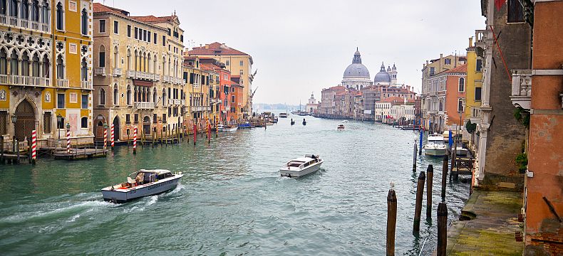Vodní taxíky jsou v Benátkách velmi oblíbené
