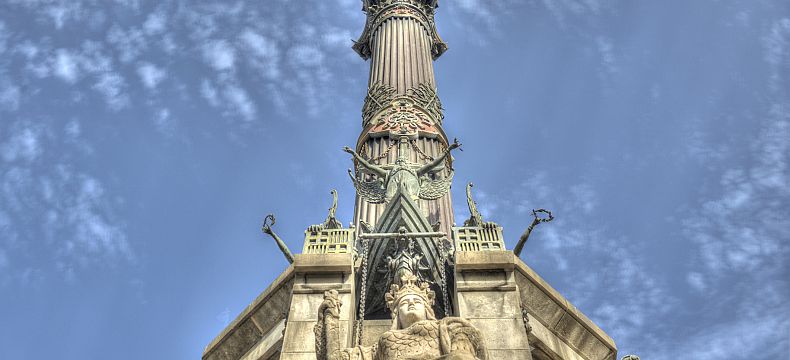Šedesátimetrový železný sloup byl postaven kvůli světové Všeobecné výstavě v roce 1888