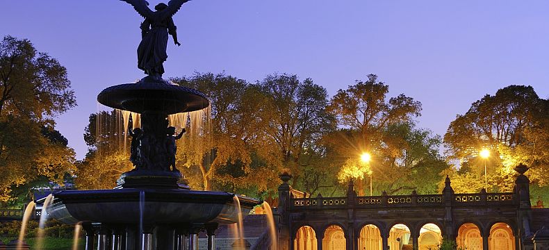 Terasa Bethesda s fontánami je ve večerních hodinách osvětlena