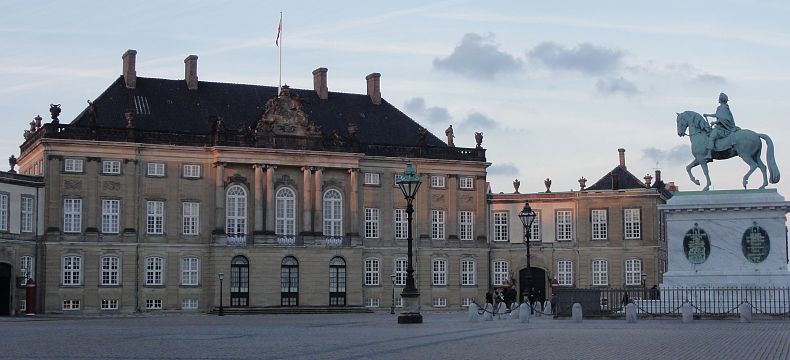 Amalienborg je oficiálním sídlem královny