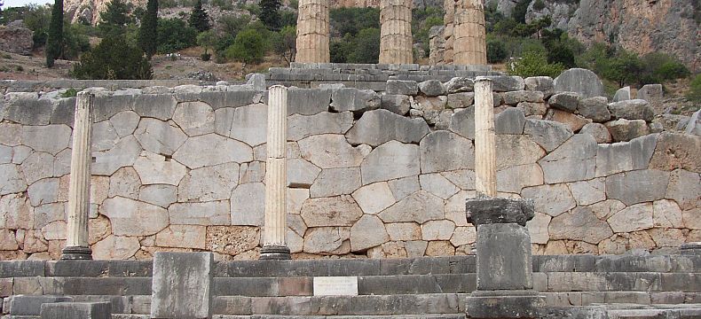Pohled na zbylé sloupy chrámu boha Apollóna