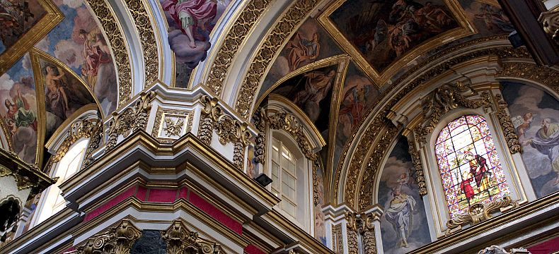 Honosně zdobený interiér katedrály sv. Jana