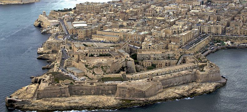La Valletta je jedna obrovská kamenná pevnost 