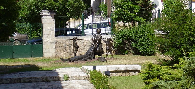 Kalavryta a památník na zavražděné muže v roce 1943