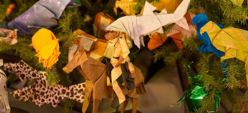 Stromek ozdobený skládačkami origami v New Yorku