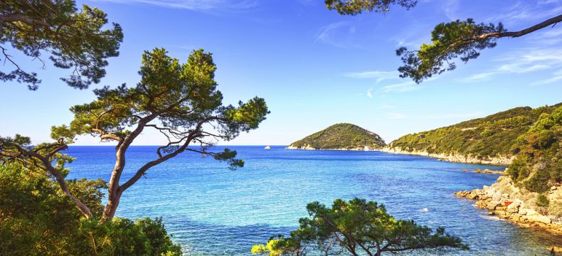 Členité pobřeží ostrova Elba