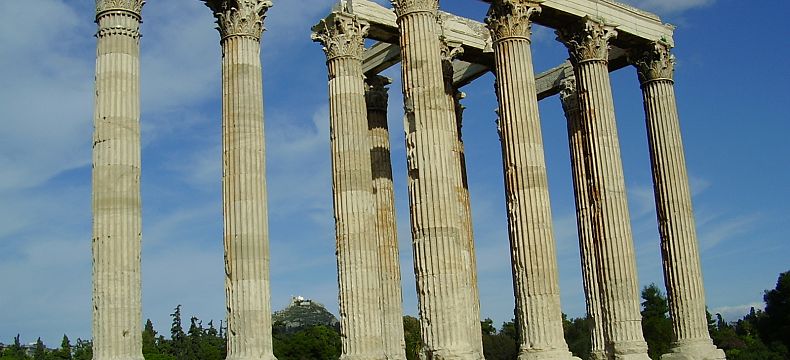 Korintské sloupy na chrámu Dia Olympského