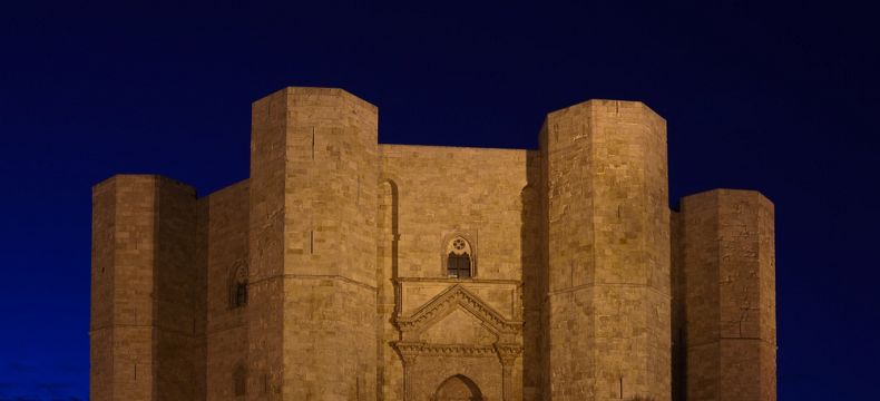 Castel del Monte dodnes ukrývá řadu záhad 
