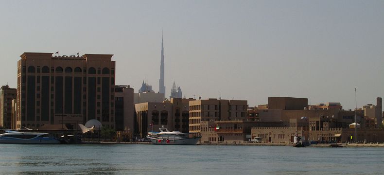 Výhled na čtvrť Bur Dubai s Burj Khalifou