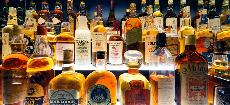 Výběr skotské whisky v Edinburghu