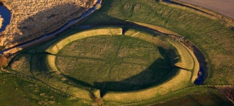 Kruhová vikinská pevnost má vnější průměr 145 metrů