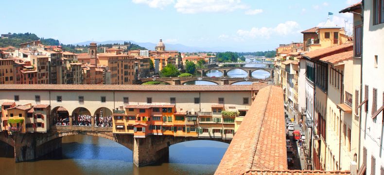 Most zlatníků a Vasariho chodba pohledem z Galerie Uffizi