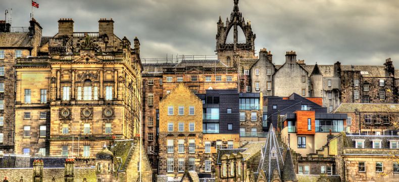 Edinburgh, to je město skotské whisky, mužů v sukních, skotských dudáků, umělců, spisovatelů... 