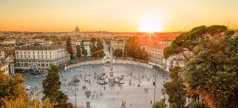 Západ slunce nad náměstím Piazza del Popolo 